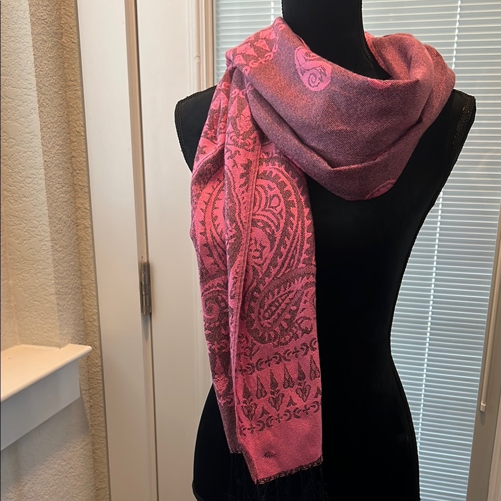 Elegant Pink Patterned Scarf - Picture 3 of 5